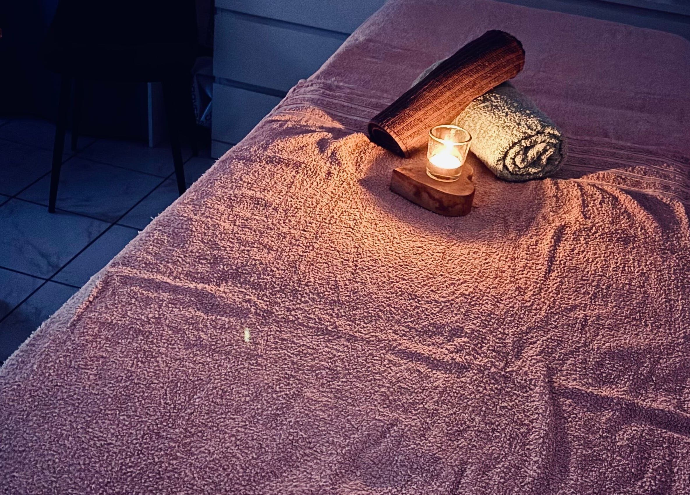 Table de massage avec bougie chez M Bellissima Studio à Somain, Hauts-de-France, FR.