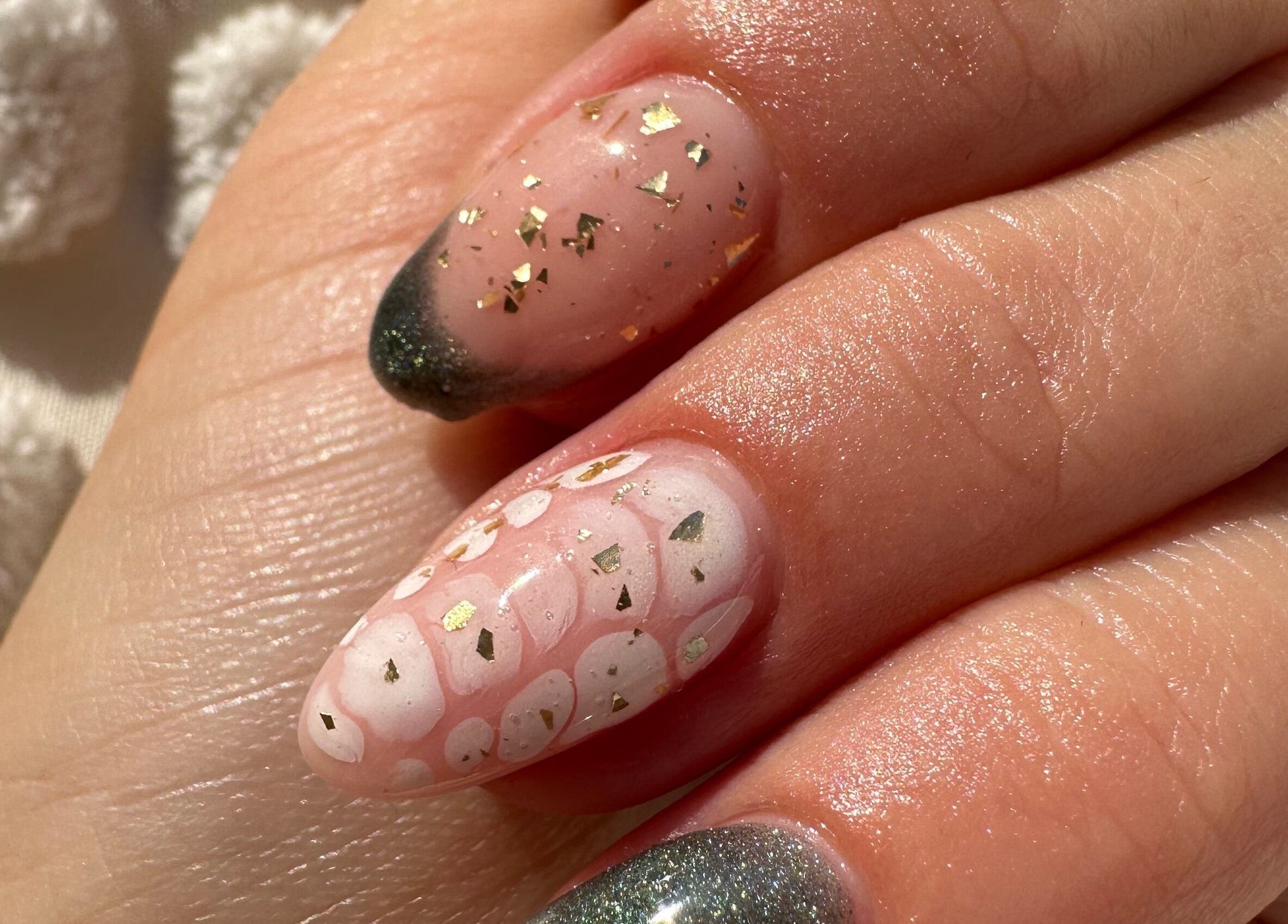 Nail art scintillant avec des paillettes dorées chez M Bellissima Studio, Somain, Hauts-de-france, FR.