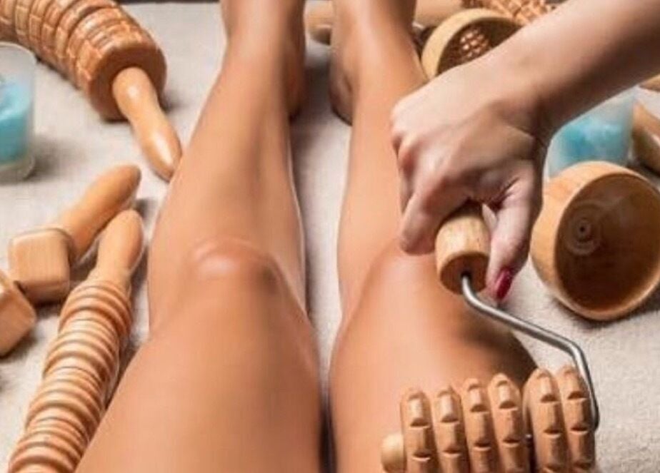 Massage en bois au M Bellissima Studio à Somain, Hauts-de-France, FR offrant bien-être et relaxation.