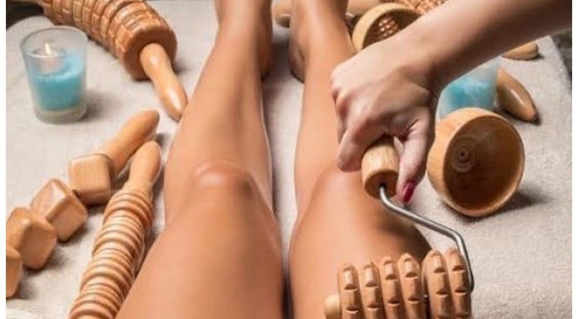 Massage en bois au M Bellissima Studio à Somain, Hauts-de-France, FR offrant bien-être et relaxation.