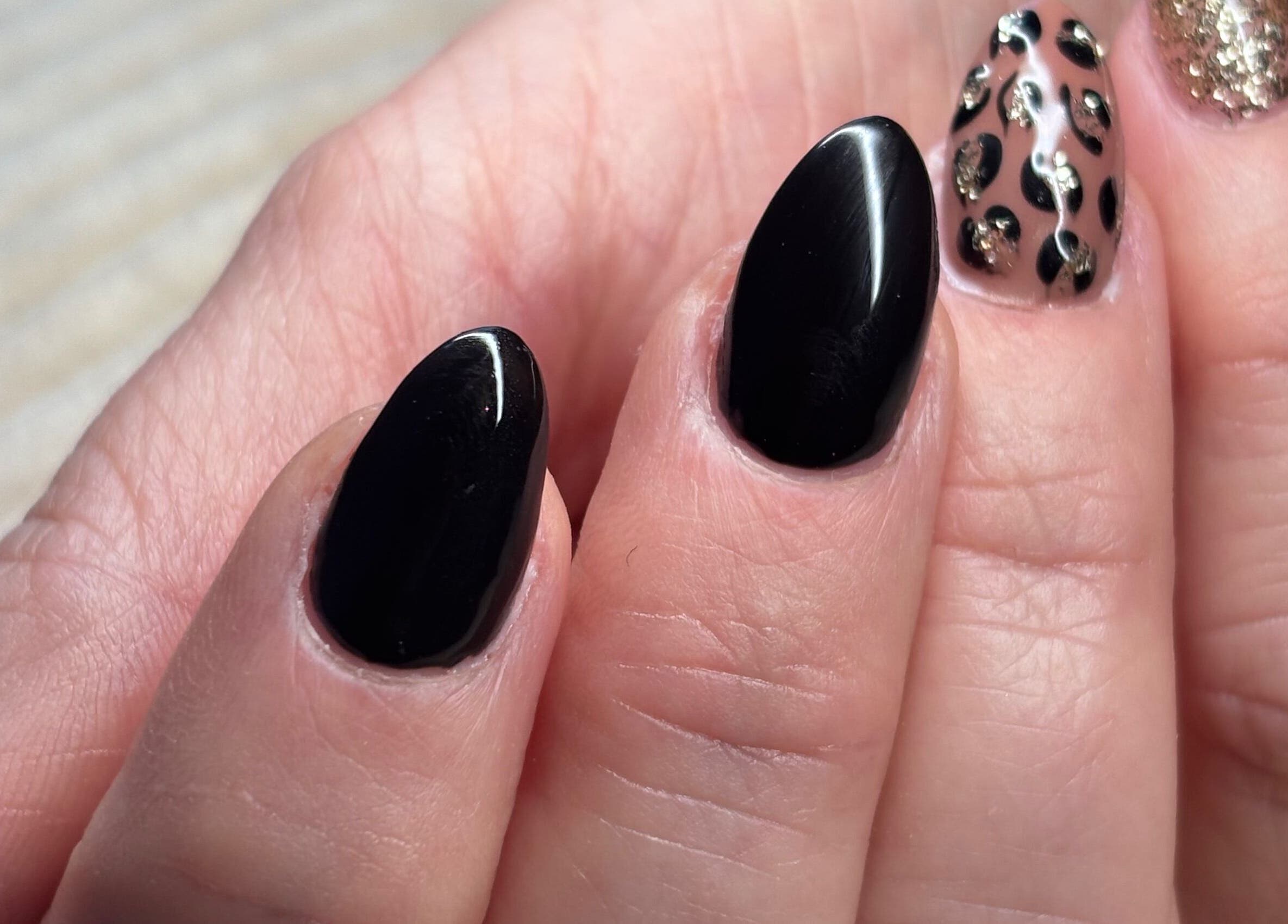 Nail art élégant noir et léopard au M Bellissima Studio, Somain, Hauts-de-France, FR.