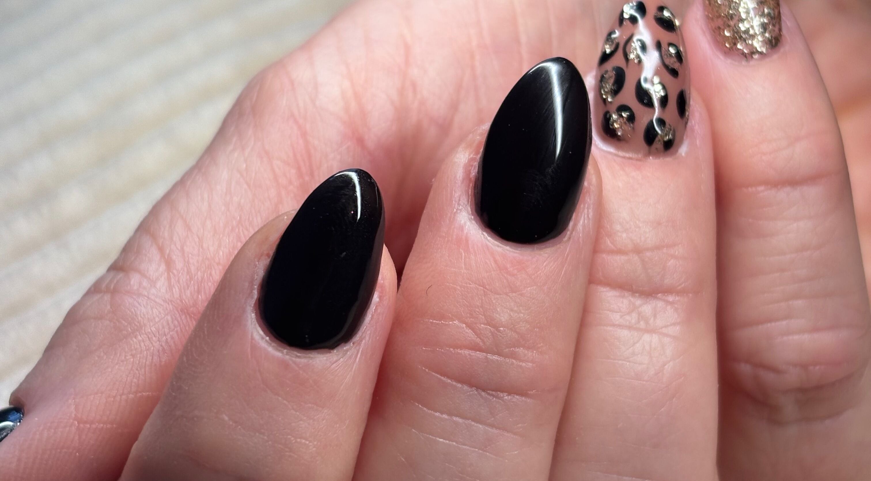 Nail art élégant noir et léopard au M Bellissima Studio, Somain, Hauts-de-France, FR.