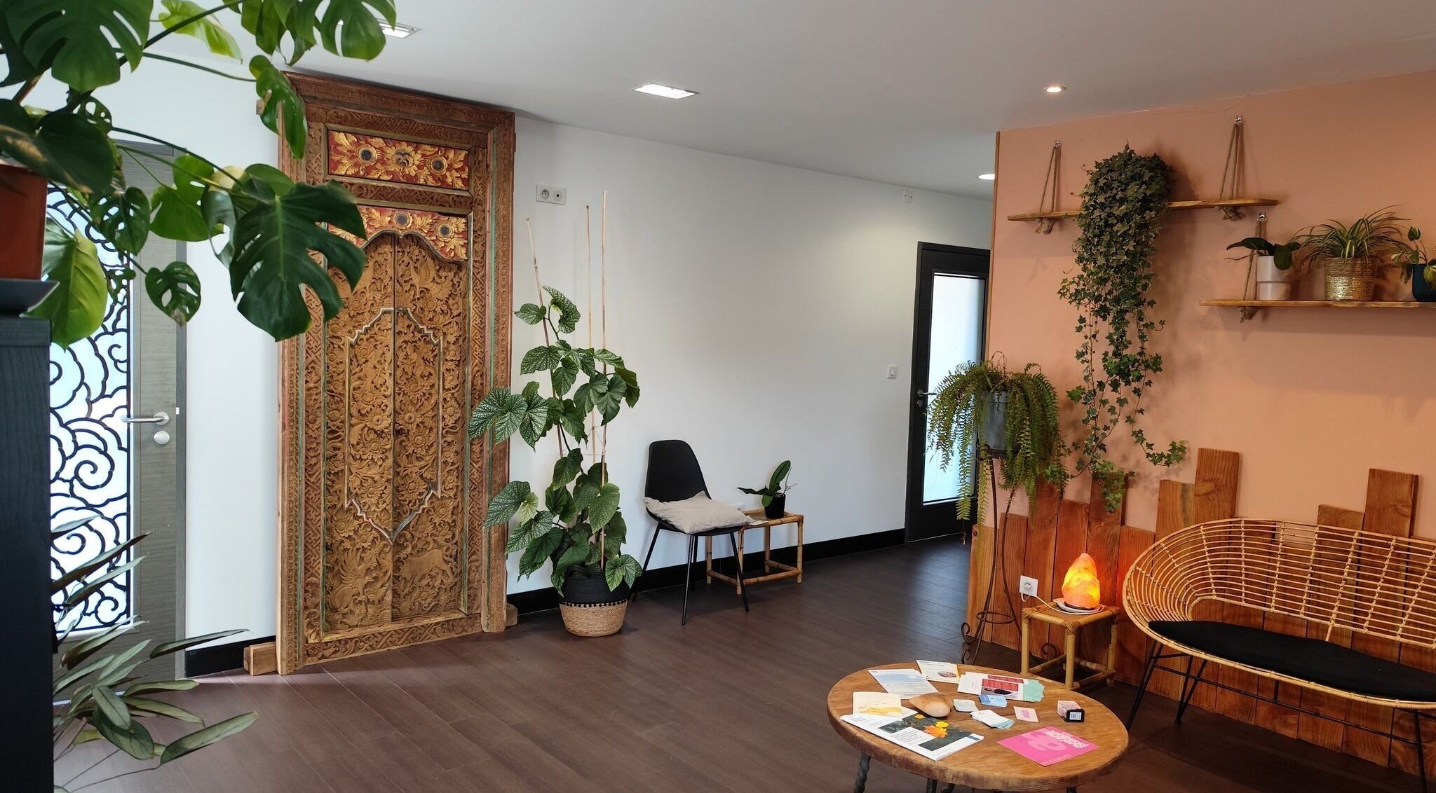 Intérieur apaisant chez Sophie Lemaitre Massage à Sarlat-la-canéda, Nouvelle-aquitaine, FR avec décoration naturelle.