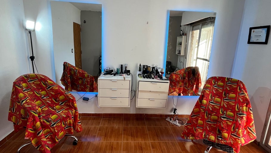 Cuality Barber in Rosario, Santa Fe, AR features stylish barber chairs and a well-equipped station.