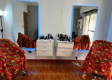 Cuality Barber in Rosario, Santa Fe, AR features stylish barber chairs and a well-equipped station.