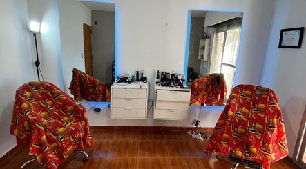 Cuality Barber in Rosario, Santa Fe, AR features stylish barber chairs and a well-equipped station.
