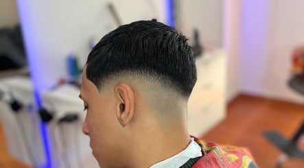 Close-up of a faded haircut at Cuality Barber, Rosario, Santa Fe, AR showcasing a trendy men's hairstyle.