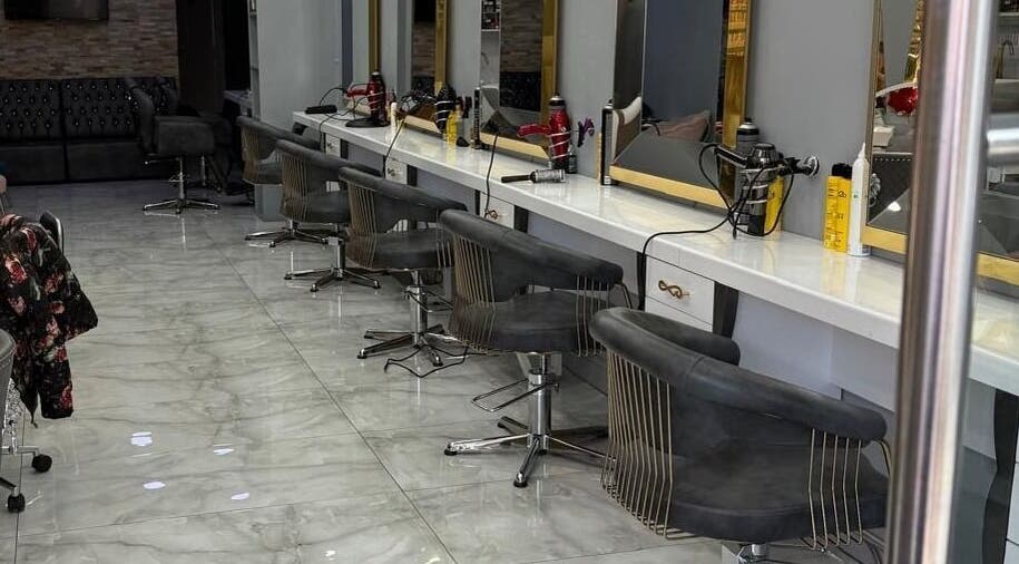 Karizma Hair & Beauty - Harringay salon interior with stylish chairs, London, England, GB.