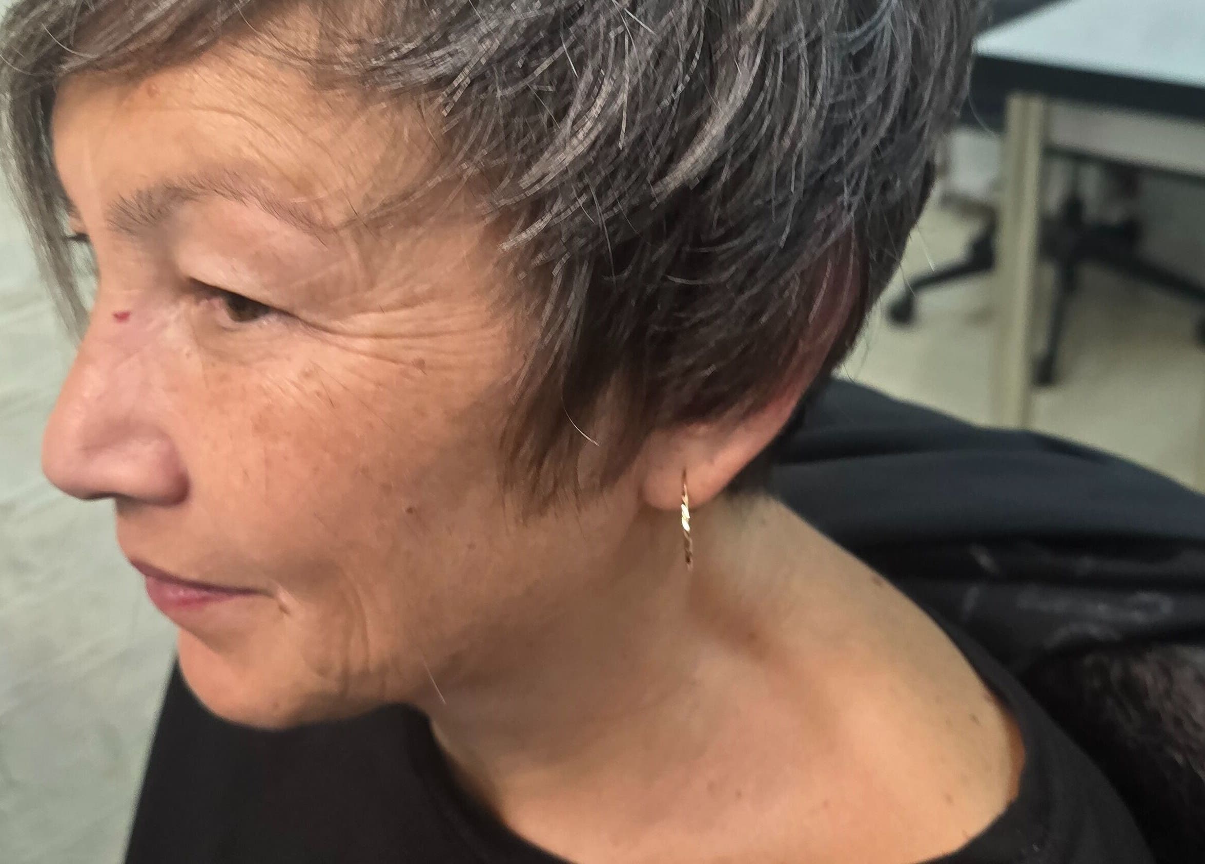 Пожилая женщина в студии Tatyana Beauty, Bat Yam, Center District, IL, демонстрирует прическу.