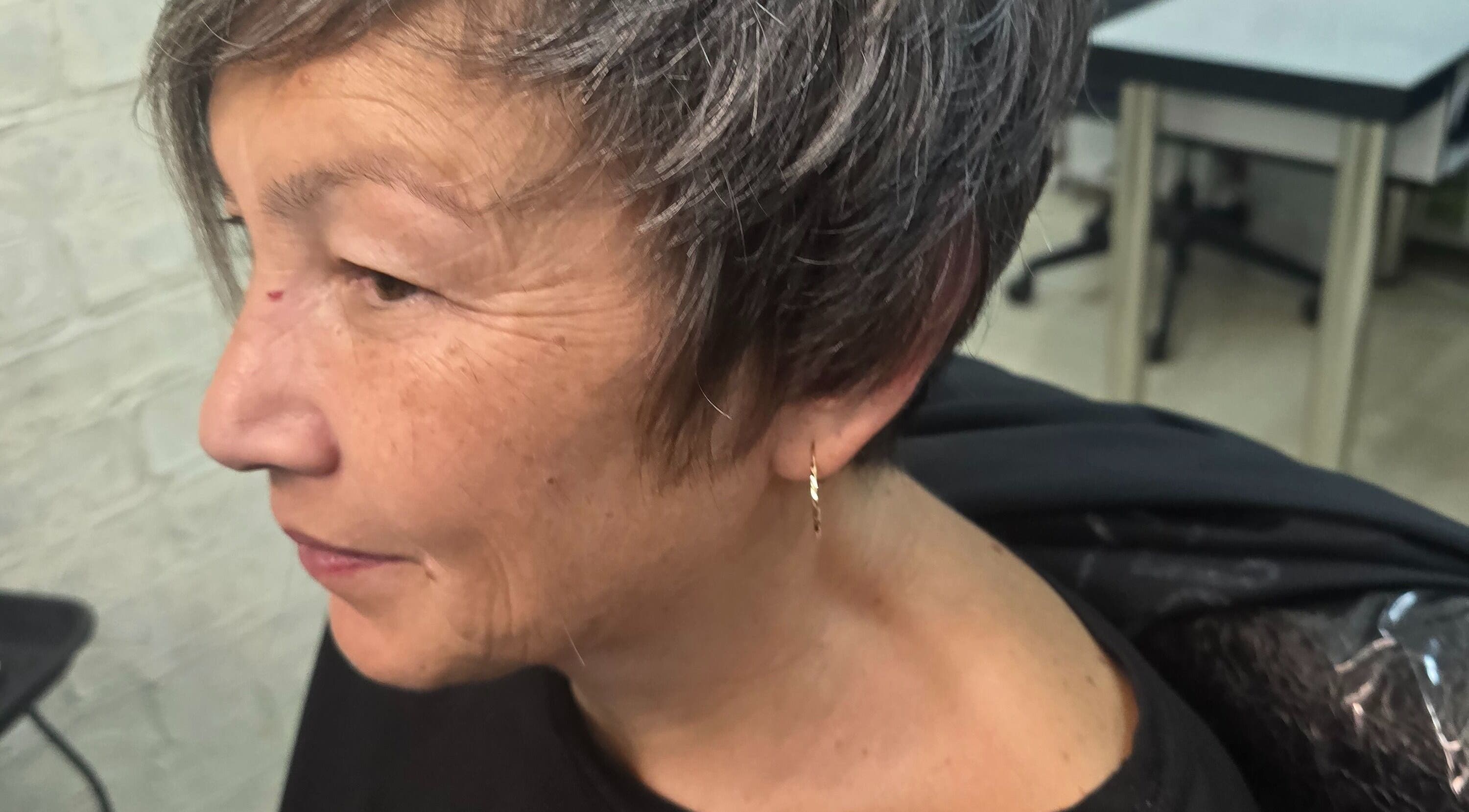 Пожилая женщина в студии Tatyana Beauty, Bat Yam, Center District, IL, демонстрирует прическу.