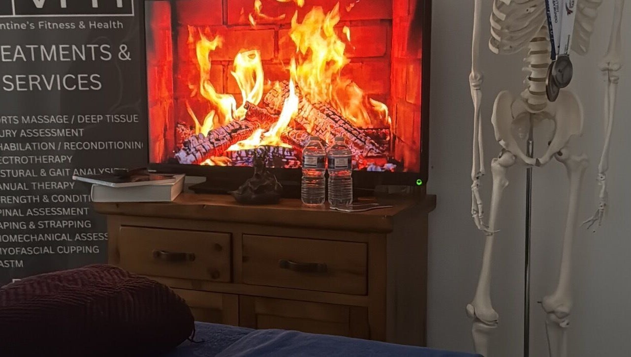 Fireplace ambiance at Drew, Stoke-on-Trent, England, GB with treatment details and decor.