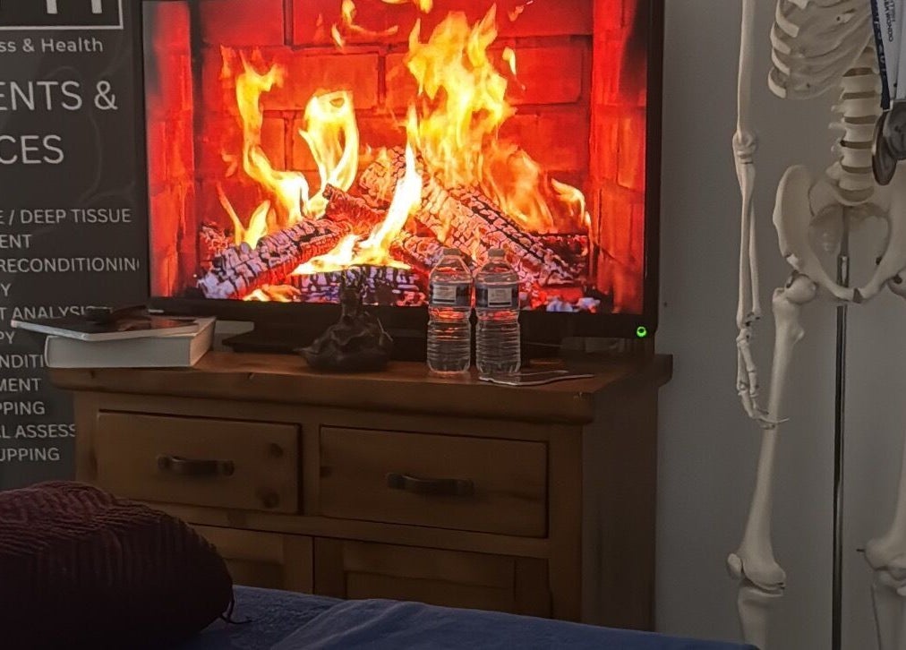 Fireplace ambiance at Drew, Stoke-on-Trent, England, GB with treatment details and decor.