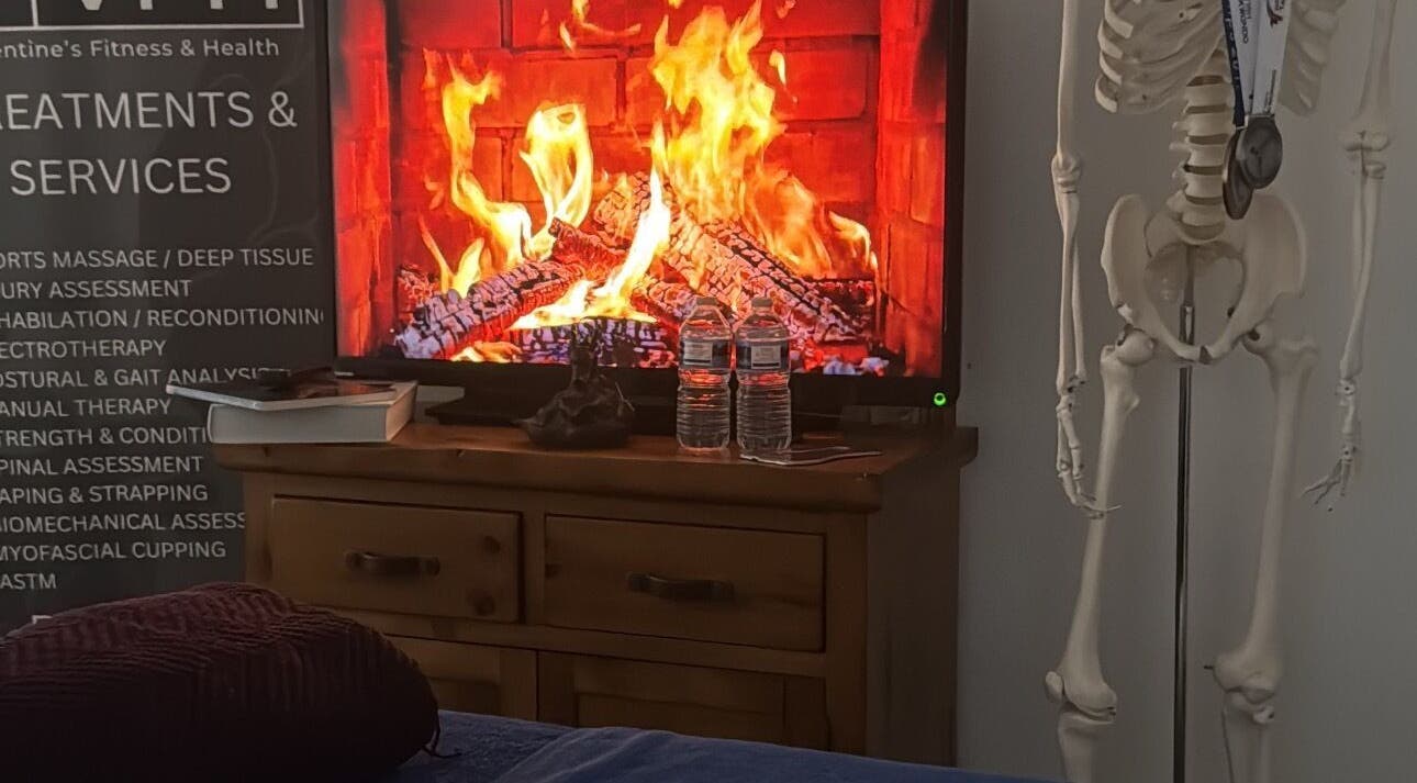 Fireplace ambiance at Drew, Stoke-on-Trent, England, GB with treatment details and decor.