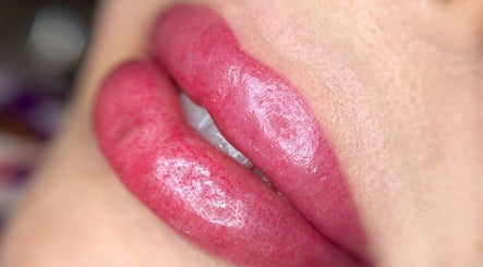 Lèvres rosées soignées chez Colombe beauty ink, Biguglia, Corse, FR.