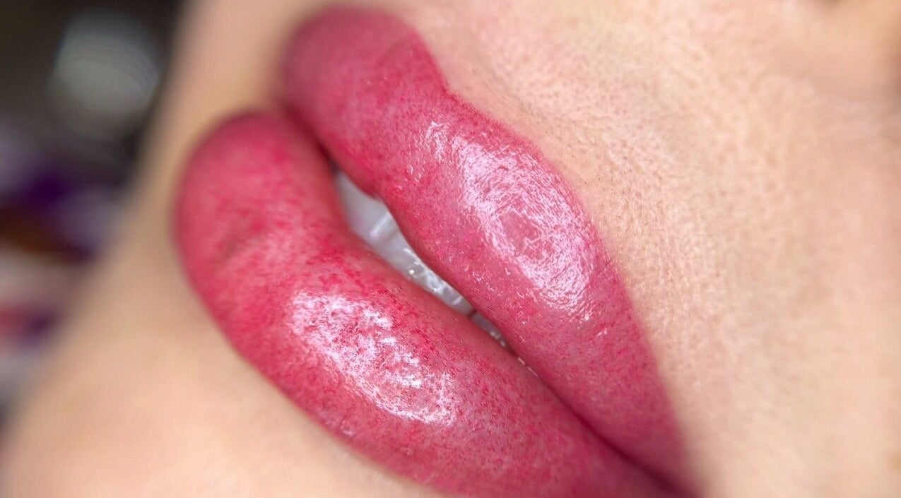 Lèvres rosées soignées chez Colombe beauty ink, Biguglia, Corse, FR.