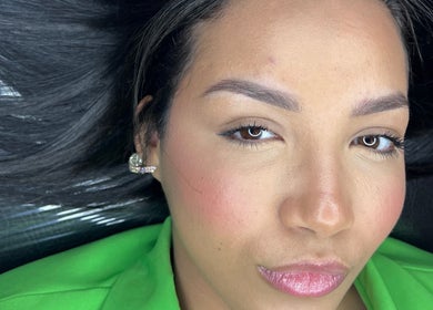 Sourire éclatant après soin beauté chez Colombe beauty ink, Biguglia, Corse, FR.