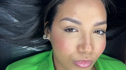 Sourire éclatant après soin beauté chez Colombe beauty ink, Biguglia, Corse, FR.