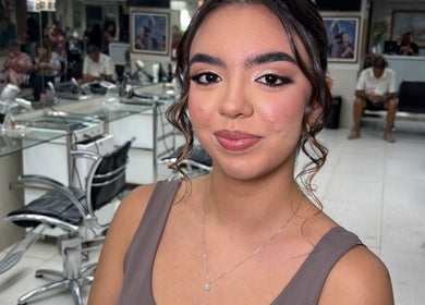 Cliente satisfeita no salão Roberta Makeup, Ceará, Ceará, BR, exibindo maquiagem elegante.
