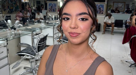 Cliente satisfeita no salão Roberta Makeup, Ceará, Ceará, BR, exibindo maquiagem elegante.