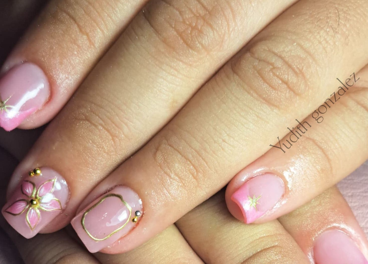 Diseño de uñas rosadas con detalles dorados en Makeupyudith, Candelaria, Valle Del Cauca, CO.
