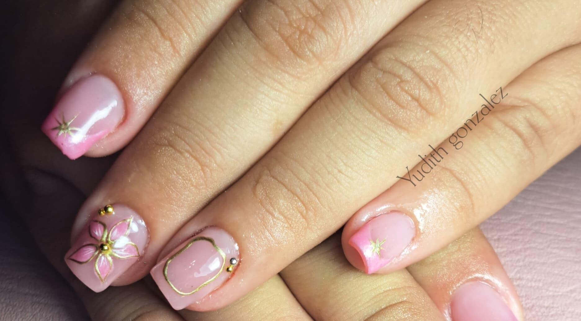 Diseño de uñas rosadas con detalles dorados en Makeupyudith, Candelaria, Valle Del Cauca, CO.