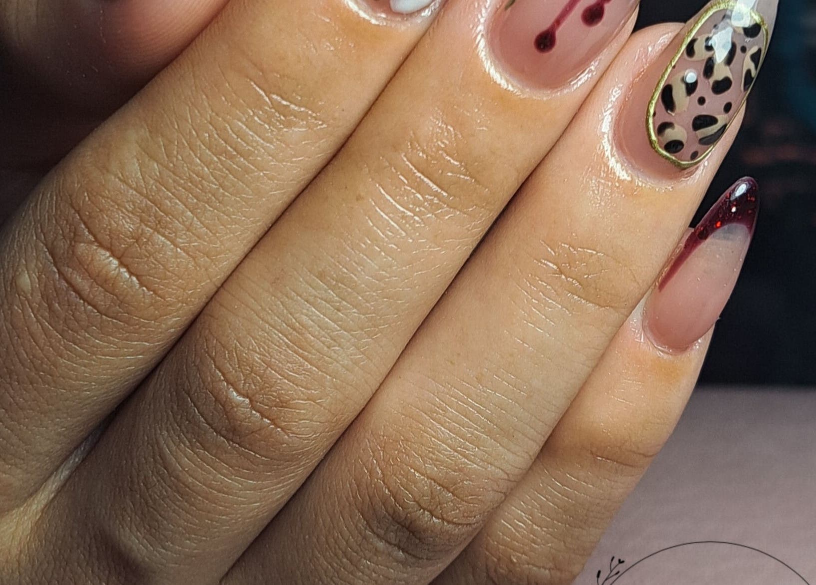 Diseño de uñas exclusivo en Makeupyudith, Candelaria, Valle Del Cauca, CO con patrones únicos y colores vibrantes.