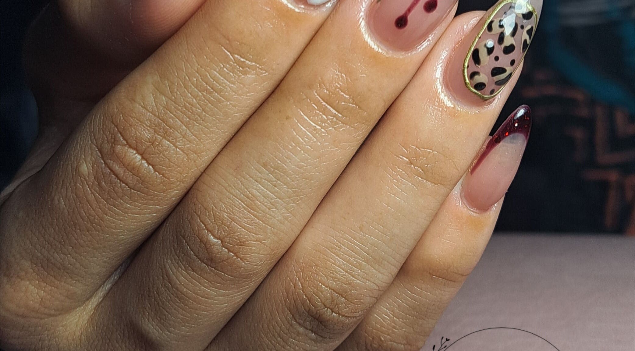 Diseño de uñas exclusivo en Makeupyudith, Candelaria, Valle Del Cauca, CO con patrones únicos y colores vibrantes.