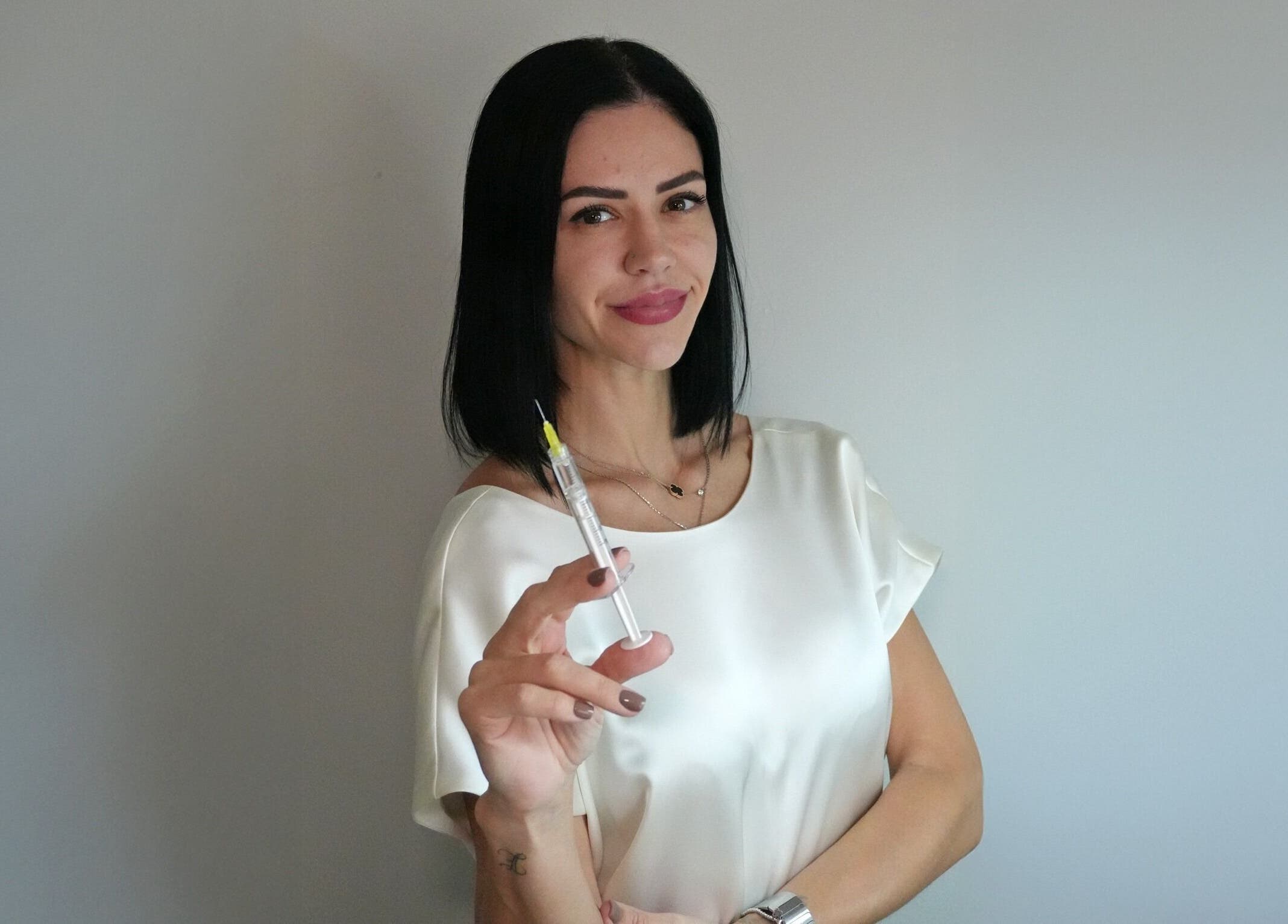 Professional injector at Nivelle Aesthetics, Schaumburg, Illinois, US, ready with a syringe.
