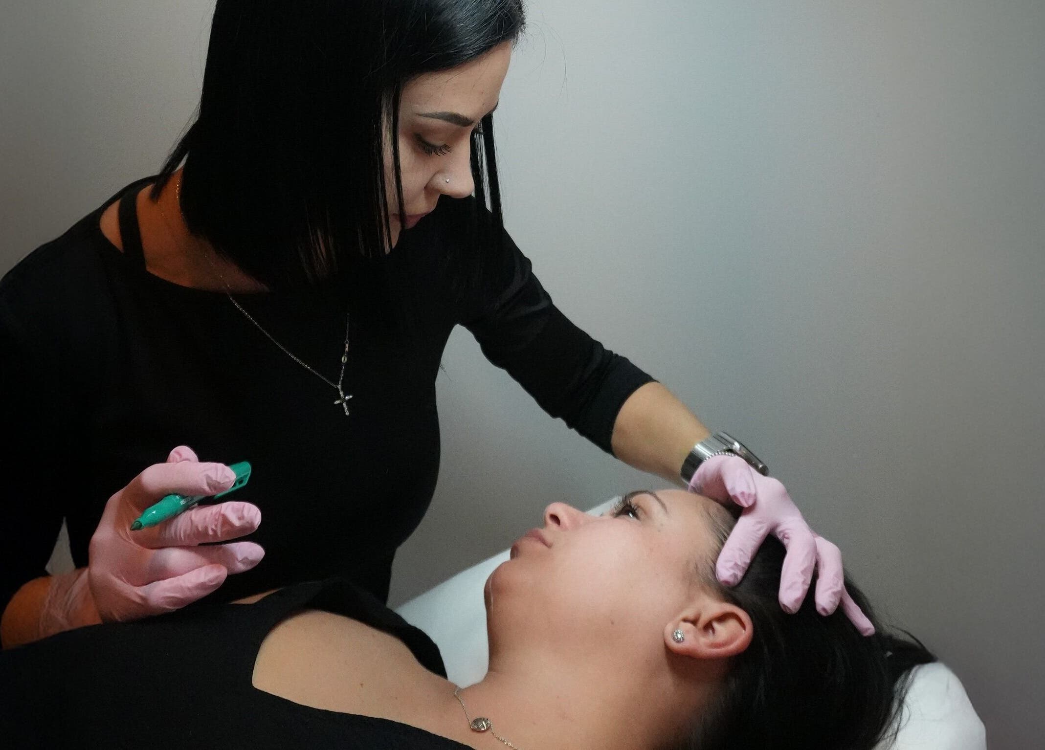 Nivelle Aesthetics professional performing a treatment at Schaumburg, Illinois, US spa.