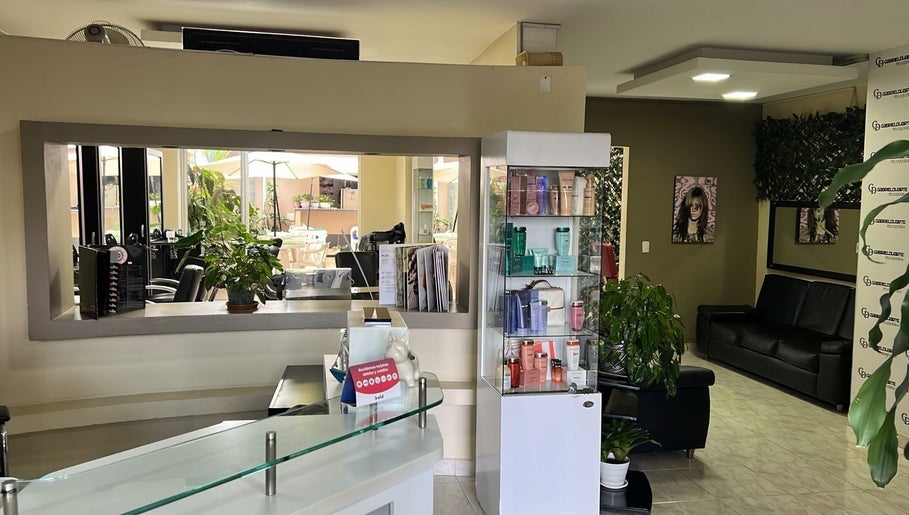 Stylish interior of Gabriel Duarte Peluquería, Bucaramanga, showcasing products and cozy seating.