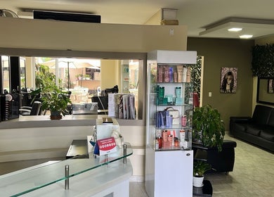 Stylish interior of Gabriel Duarte Peluquería, Bucaramanga, showcasing products and cozy seating.