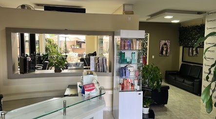 Stylish interior of Gabriel Duarte Peluquería, Bucaramanga, showcasing products and cozy seating.