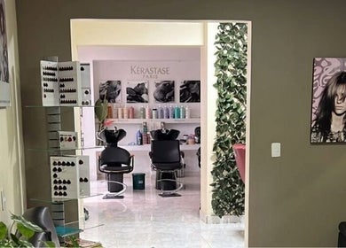 Modern interior of Gabriel Duarte Peluquería in Bucaramanga, Santander, CO with two salon chairs and product display.