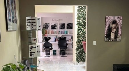 Modern interior of Gabriel Duarte Peluquería in Bucaramanga, Santander, CO with two salon chairs and product display.