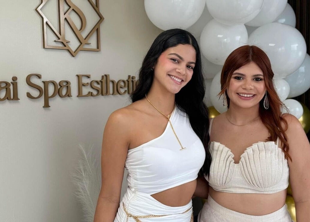 Clientes felices en Kai Spa Esthetic, Aguada Malpaso, PR, disfrutando del ambiente acogedor.
