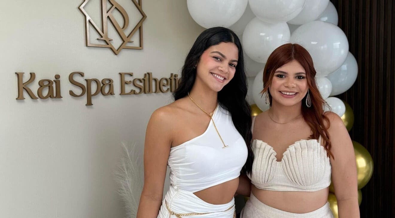 Clientes felices en Kai Spa Esthetic, Aguada Malpaso, PR, disfrutando del ambiente acogedor.