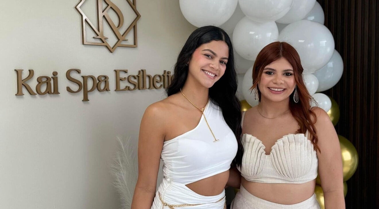 Clientes felices en Kai Spa Esthetic, Aguada Malpaso, PR, disfrutando del ambiente acogedor.
