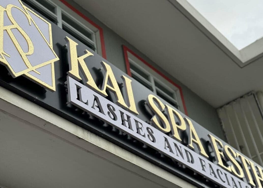 Entrada de Kai Spa Esthetic en Aguada Malpaso, PR, con letrero distintivo.