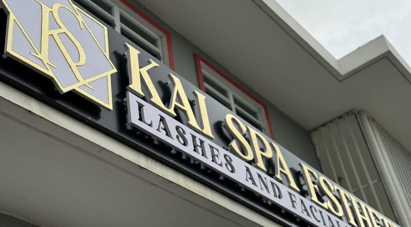 Entrada de Kai Spa Esthetic en Aguada Malpaso, PR, con letrero distintivo.