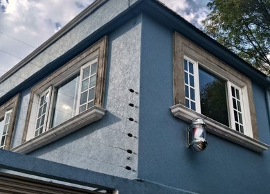 Fachada azul de Home Harmony, spa en Ciudad De México, Ciudad De México, MX con ventanas estilo colonial.