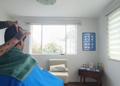 Corte de cabello en Home Harmony, Ciudad De México, MX. Ambiente tranquilo con luz natural.