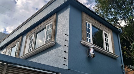 Exterior de Harmony Haircut Room, Ciudad De México, edificio azul moderno.
