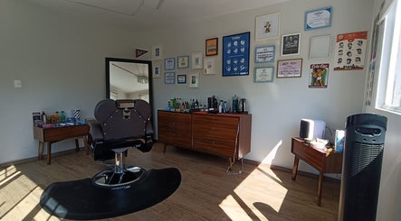 Sala moderna de Harmony Haircut Room con silla y decoraciones en Ciudad De México, Ciudad De México, MX.