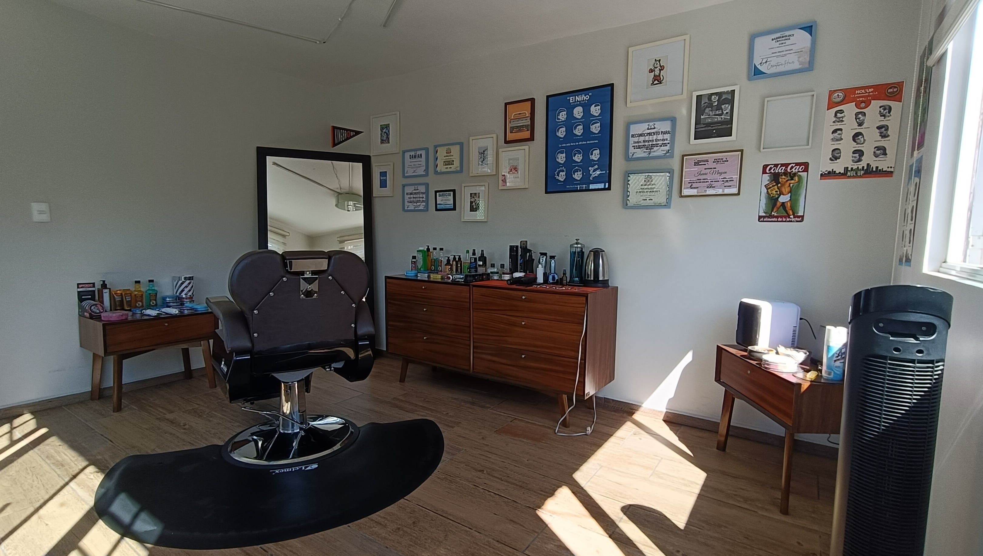 Interior moderno de Harmony Haircut Room en Ciudad De México, Ciudad De México, MX con silla de peluquería.