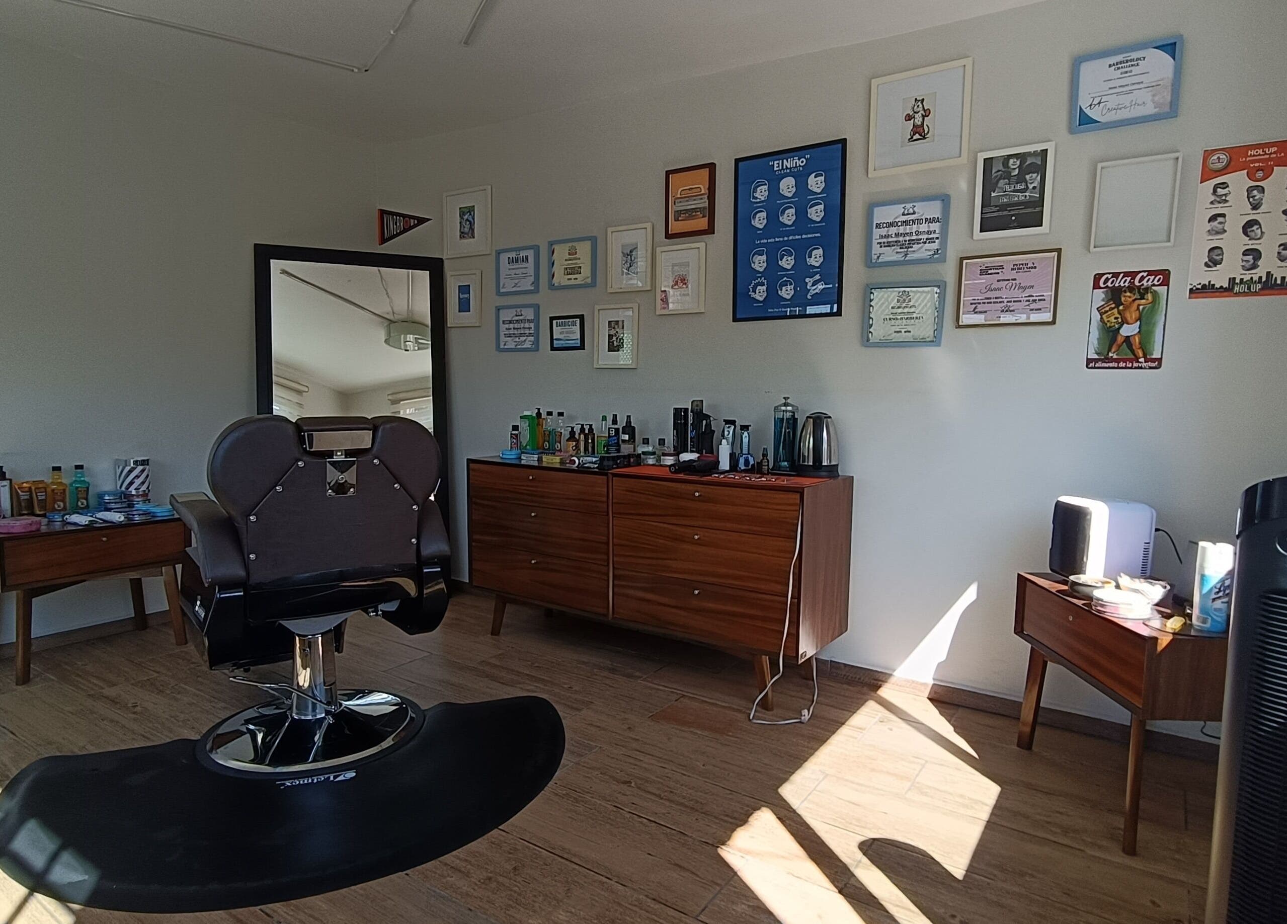 Interior moderno de Harmony Haircut Room en Ciudad De México, Ciudad De México, MX con silla de peluquería.