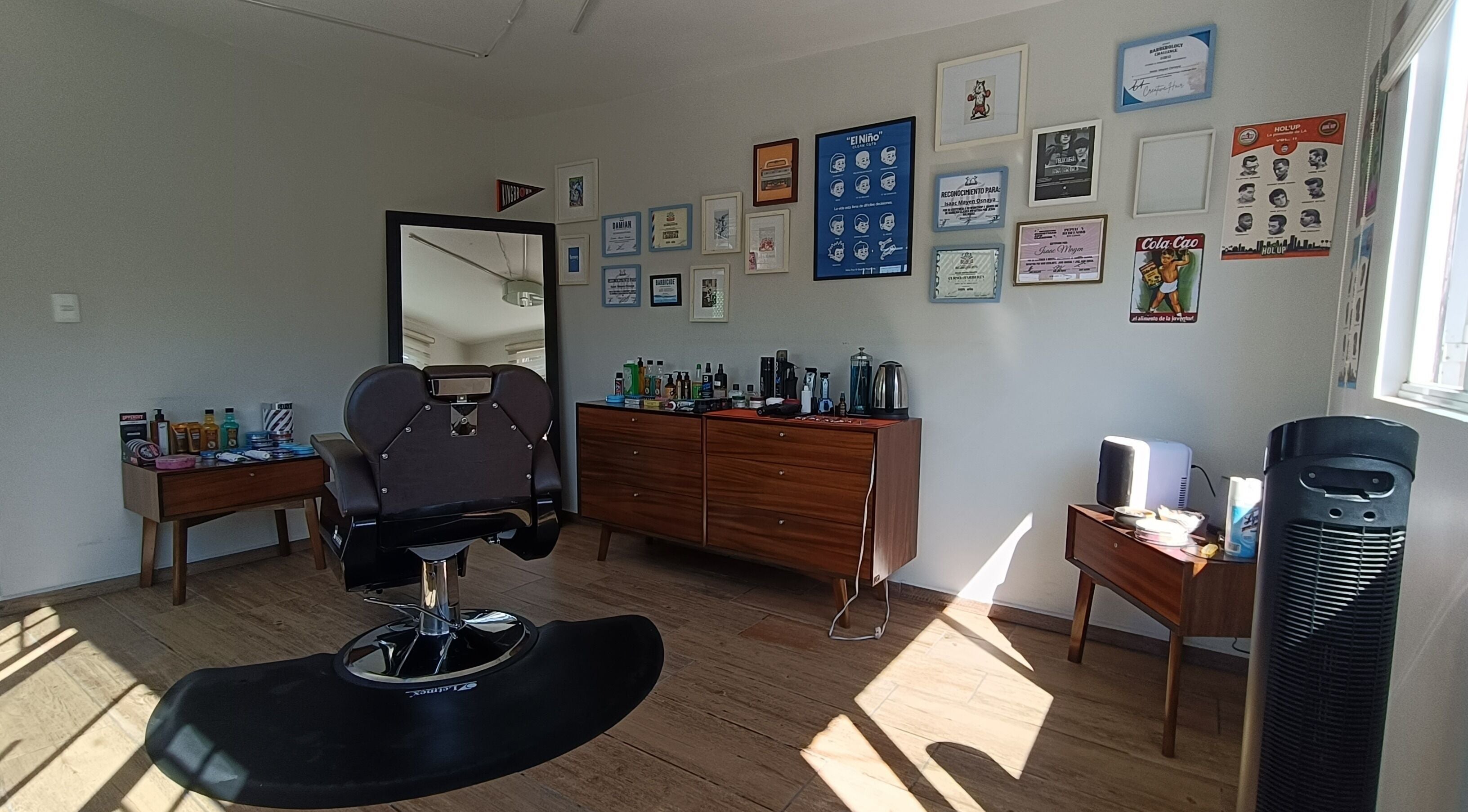 Interior moderno de Harmony Haircut Room en Ciudad De México, Ciudad De México, MX con silla de peluquería.