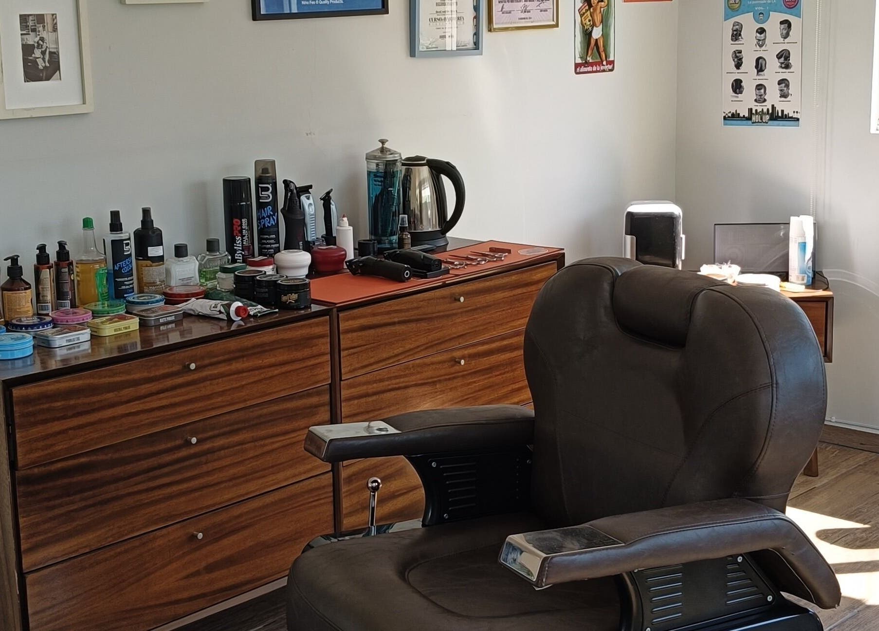 Interior de Harmony Haircut Room en Ciudad De México, mostrando silla estilista y productos de belleza profesional.