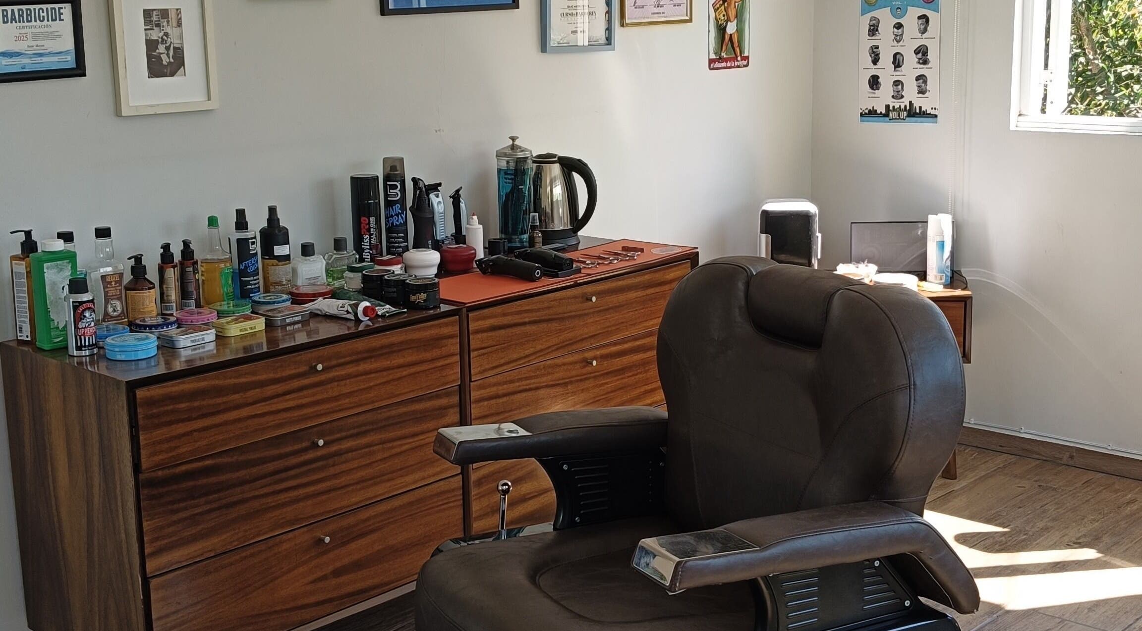 Interior de Harmony Haircut Room en Ciudad De México, mostrando silla estilista y productos de belleza profesional.