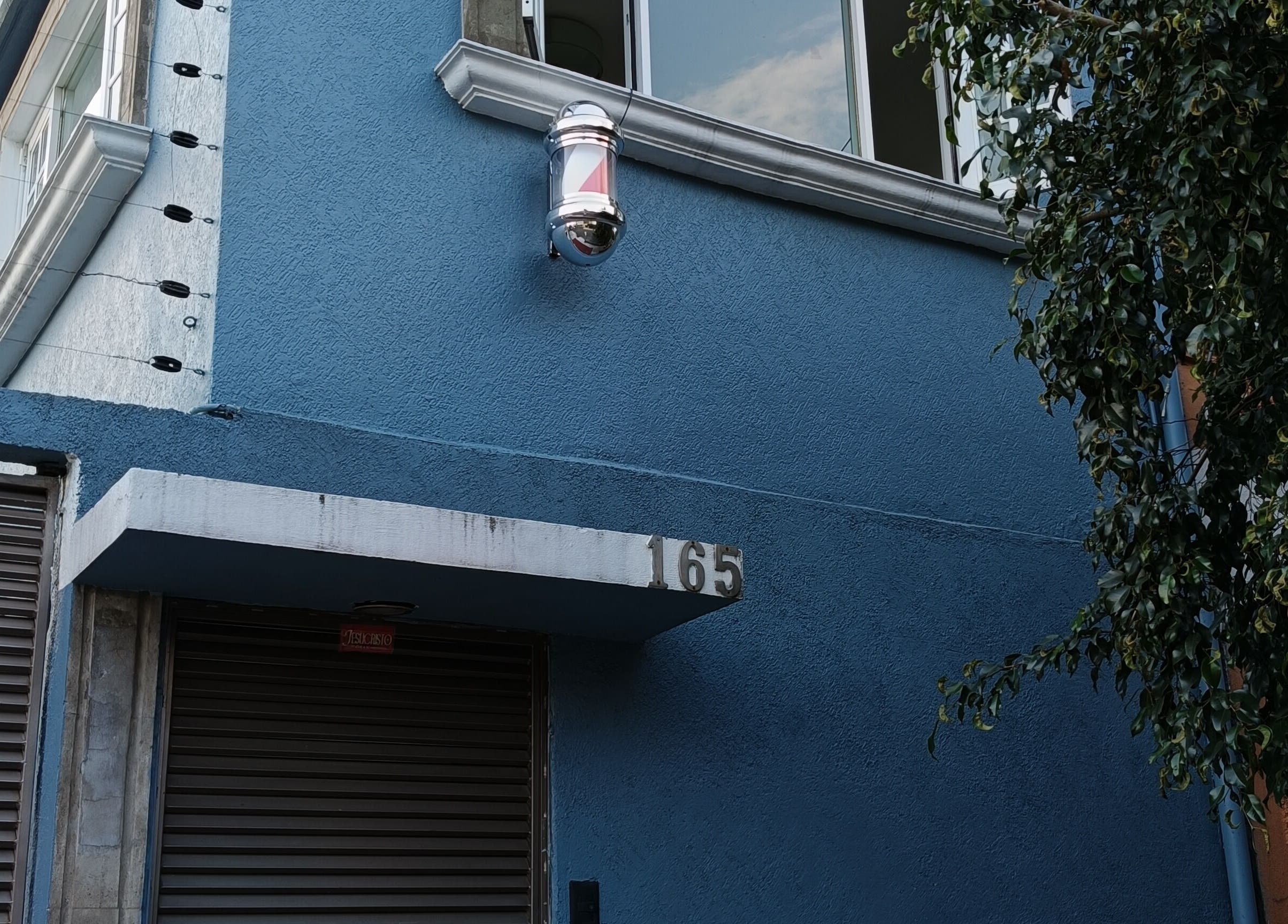 Fachada de Harmony Haircut Room en Ciudad De México, un atractivo salón de belleza en una calle tranquila.