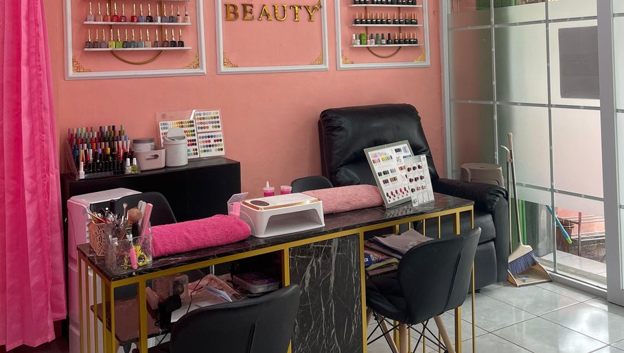 Ruang perawatan kuku di Sea Beauty Salon And Studio, Daerah Khusus Ibukota Jakarta, ID, dengan dekorasi elegan.